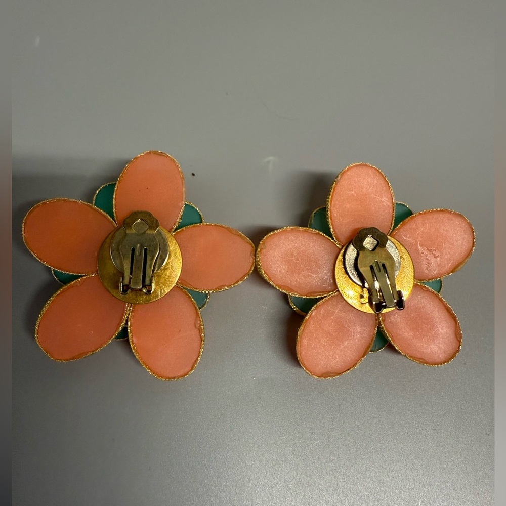 Vintage Elegant Floral clip on Earrings in Teal and Coral - Picture 4 of 9